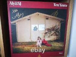 Dédicacé dix ans (vinyle doré de luxe) - signé par Aly & AJ