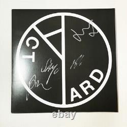 Édition Deluxe autographiée du disque Yard Act 'The Overload'