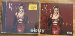 Jennifer Lopez a signé son autographe complet pour le nouvel album CD A.K.A. Deluxe avec Coa Jlo
