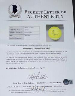 Naomi Osaka, champion du Grand Chelem, a signé une balle de tennis authentifiée BAS Beckett avec une lettre d'authenticité.