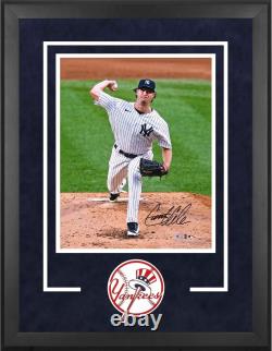 Photographie encadrée de luxe signée par Gerrit Cole des Yankees de format 16x20 en train de lancer.