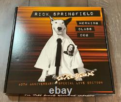 Signed Rick Springfield Working Class Dog Deluxe Box Set cd bookpictot dvd vinyl <br/>  <br/>
Translation: Coffret de luxe signé Rick Springfield Working Class Dog comprenant un CD, un livre photo, un DVD et un vinyle