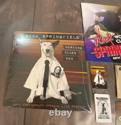 Signed Rick Springfield Working Class Dog Deluxe Box Set cd bookpictot dvd vinyl
<br/>
 
<br/>Translation: Coffret de luxe signé Rick Springfield Working Class Dog comprenant un CD, un livre photo, un DVD et un vinyle