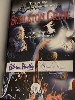 Stephen King PS Publishing Skeleton Crew Deluxe 30th Anniversary Artist Signed translated in French is: Stephen King PS Publishing Skeleton Crew Édition Deluxe 30e Anniversaire Signé par l'Artiste