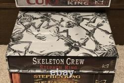 Stephen King PS Publishing Skeleton Crew Deluxe 30th Anniversary Artist Signed translated in French is: Stephen King PS Publishing Skeleton Crew Édition Deluxe 30e Anniversaire Signé par l'Artiste